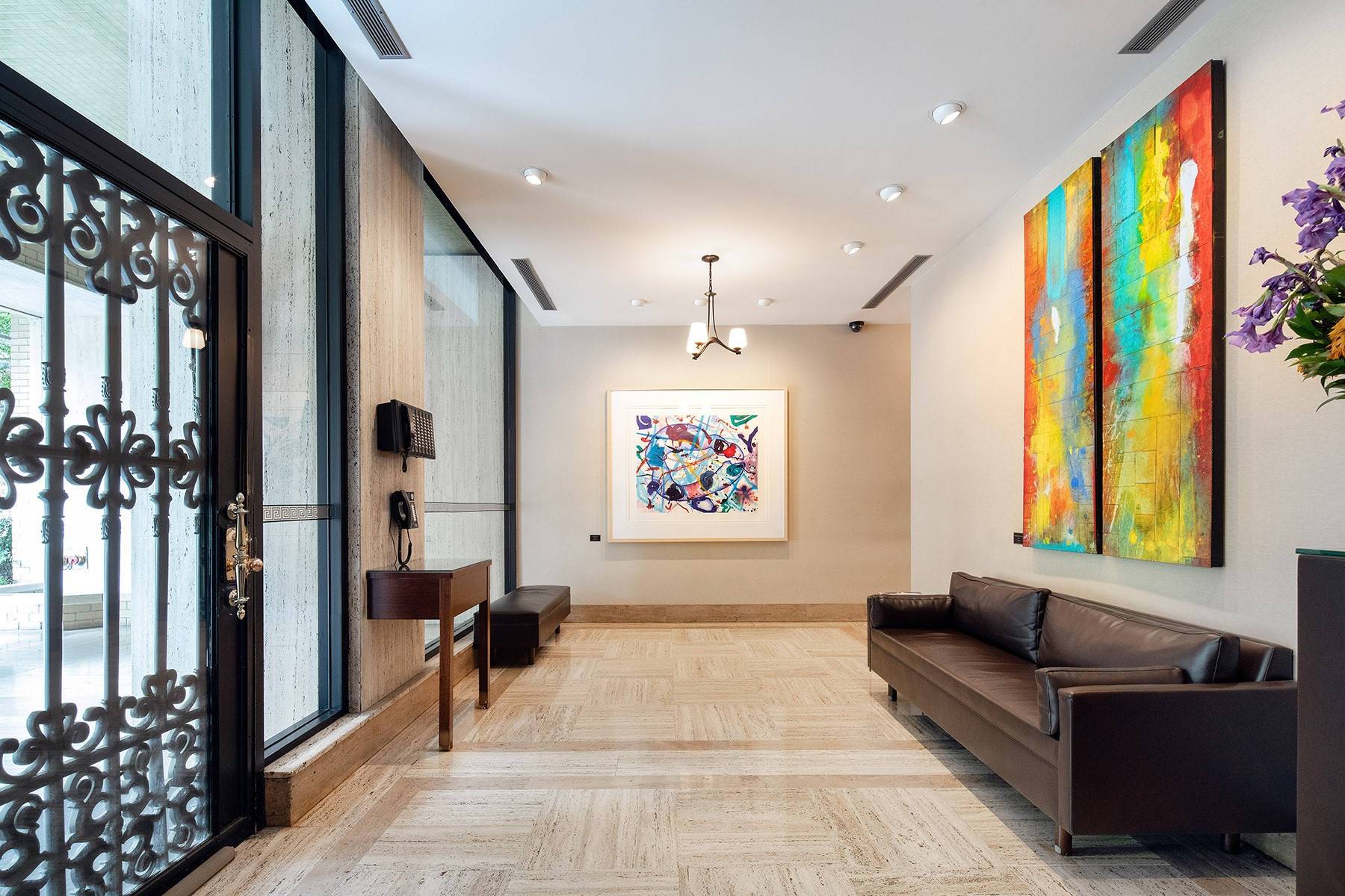 Lobby with large modern art and seating at 985 Fifth Avenue